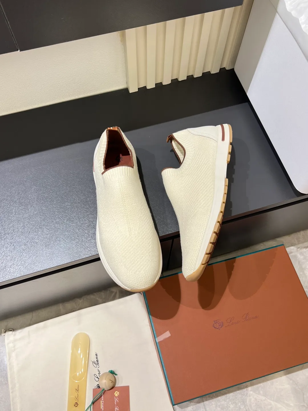 Men's Men's Shoes 💰p380 Loro Men's Shoes 💰piana/Noyo Piana 360 L Men's Shoes 💰p Flexy Walk Men's Sports Shoes These sports shoes are made of knitted wool uppers, and the heel is wrapped in smooth calf leather. Merino sheep are selected from Australia and New Zealand. The upper is machine-woven like a sweater, and then equipped with a white rubber outsole and a Kummel-colored sole. It is both beautiful and non-slip. The fabric is 100% cashmere and the insole is calf leather. It is super comfortable on the feet! Comes with full original packaging! Multiple colors available! Size: 38-44 (45 customized)